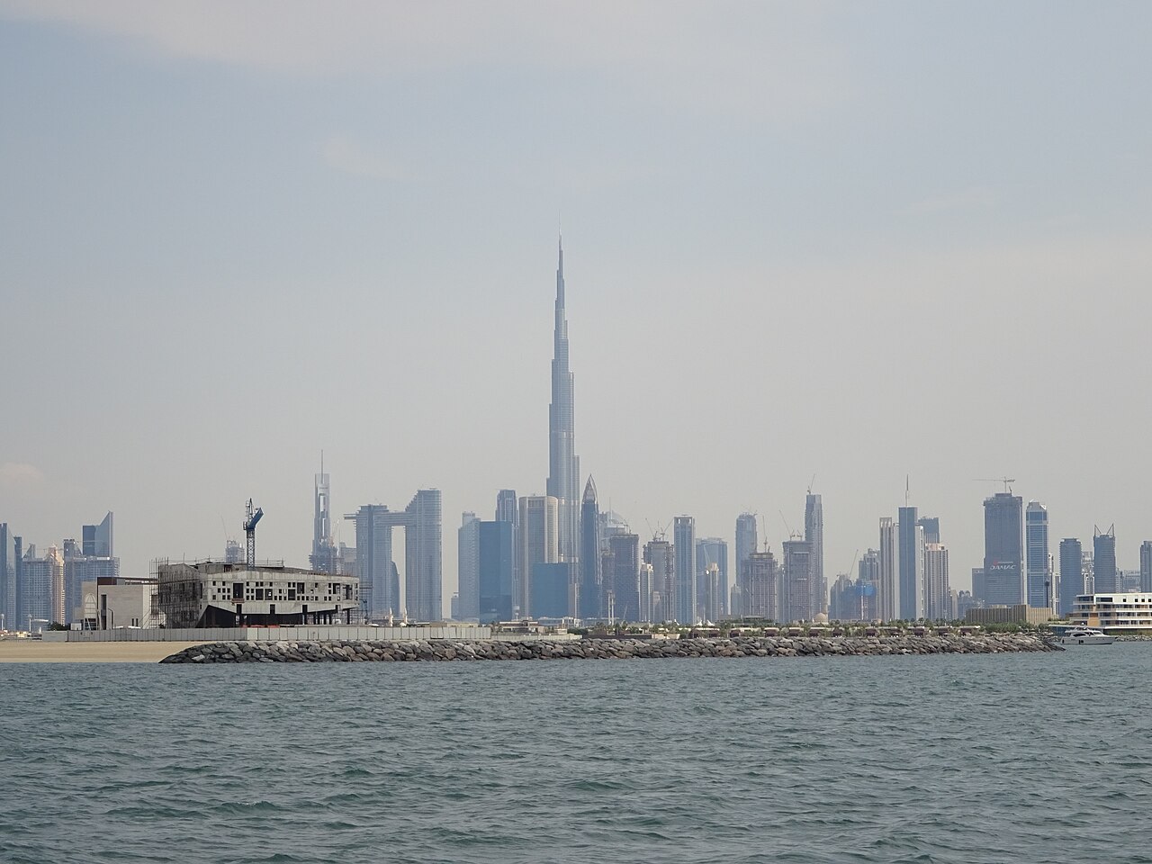 Burj Khalifa deasupra celorlalți zgârie-nori din Dubai, văzut de pe mare