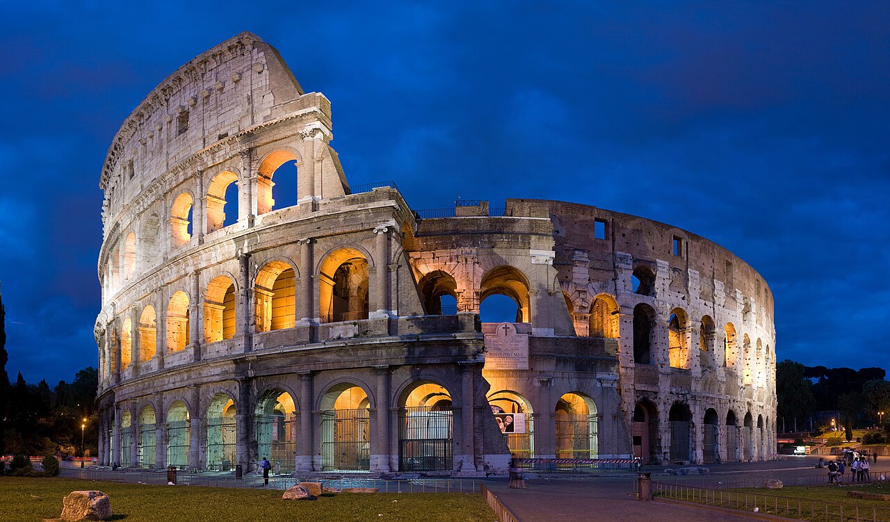 Colosseumul din Roma la amurg, cu fațada de arcade pe trei niveluri