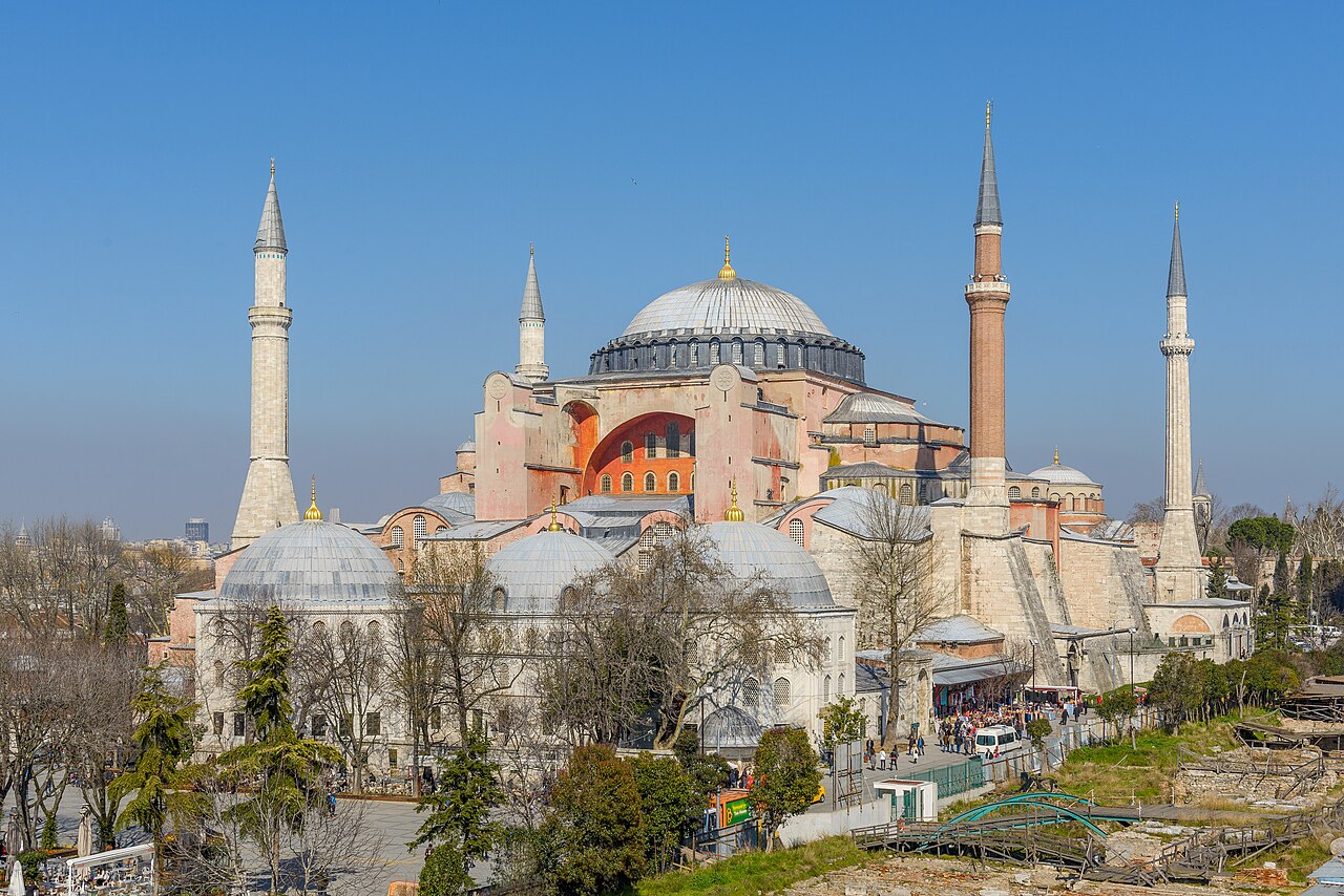 Hagia Sofia din Istanbul, cu cupola centrală, semicupolele și minaretele