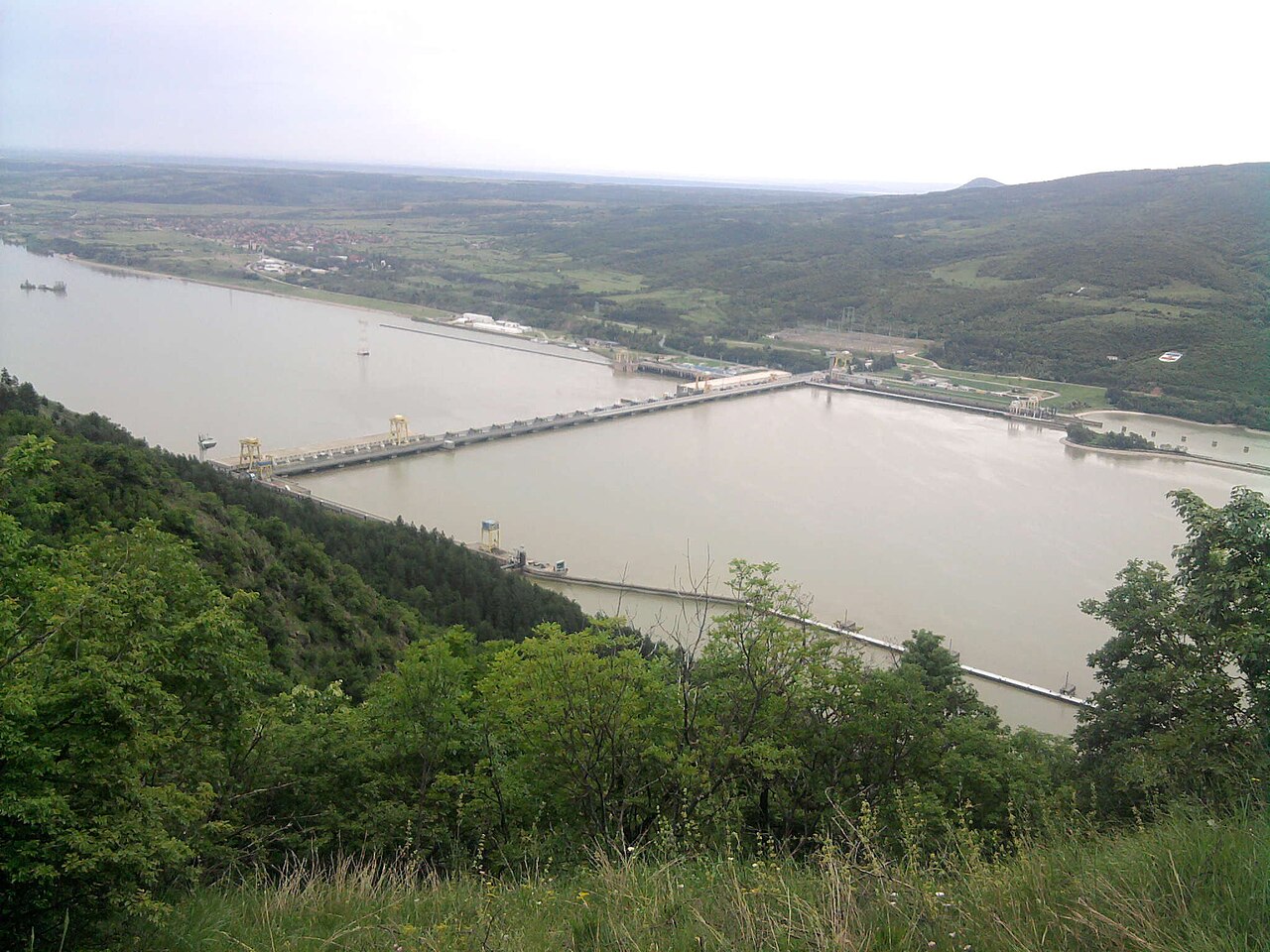 Barajul și hidrocentrala Porțile de Fier I peste Dunăre, văzute de pe dealurile din apropiere